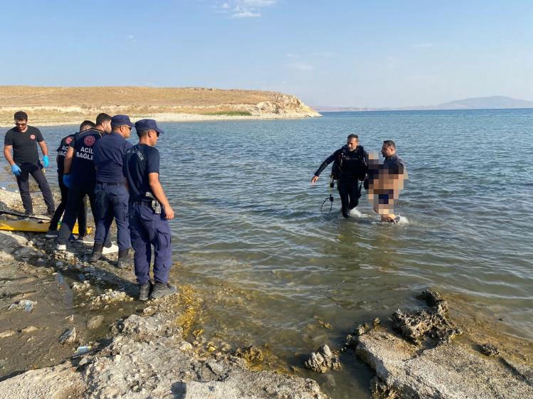 Van Gölü’ne giren 1 genç ile onu kurtarmaya çalışan kişi boğuldu