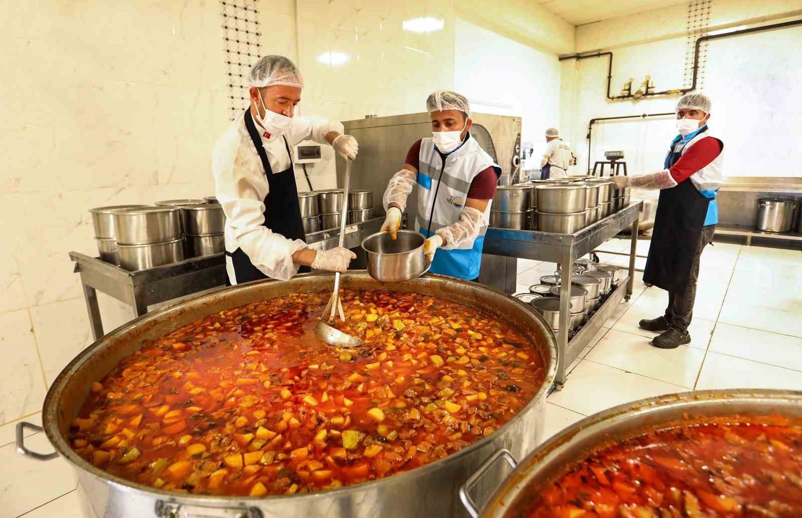 Van Büyükşehirden her gün 3 bin 300 kişiye 3 çeşit sıcak yemek yardımı