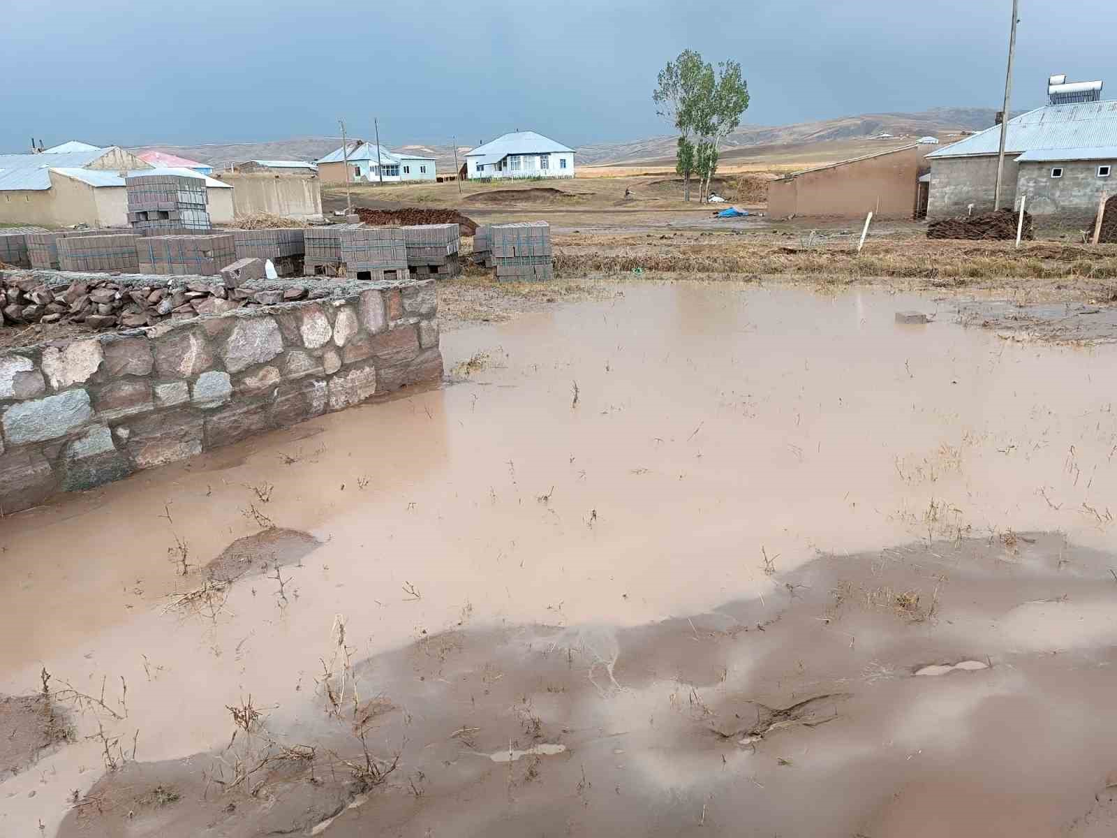 Bakan Yerlikaya, sel felaketiyle ilgili Van Valisi’nden bilgi aldı