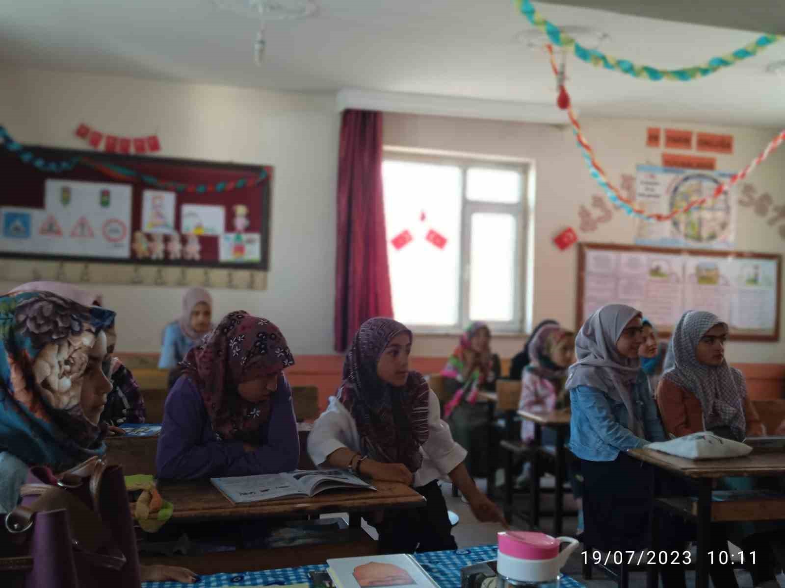 TÜGVA, Özalp ilçesinde binlerce öğrenciye ulaştı