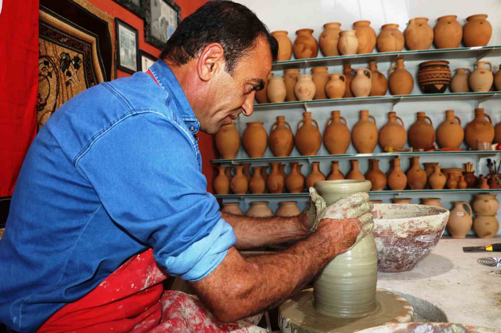 Oğullarıyla birlikte baba mesleği çömlekçiliği yaşatıyor