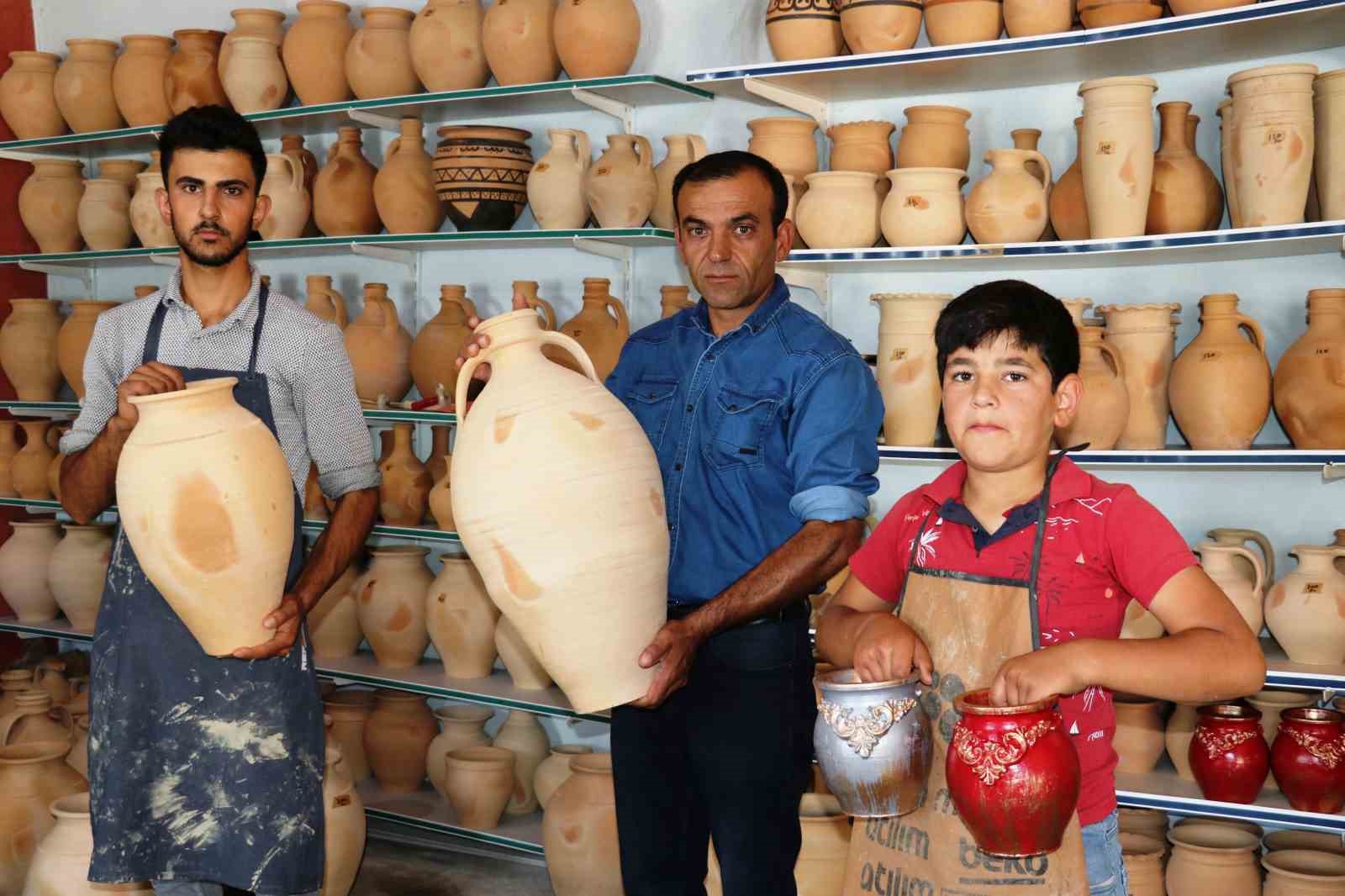 Oğullarıyla birlikte baba mesleği çömlekçiliği yaşatıyor