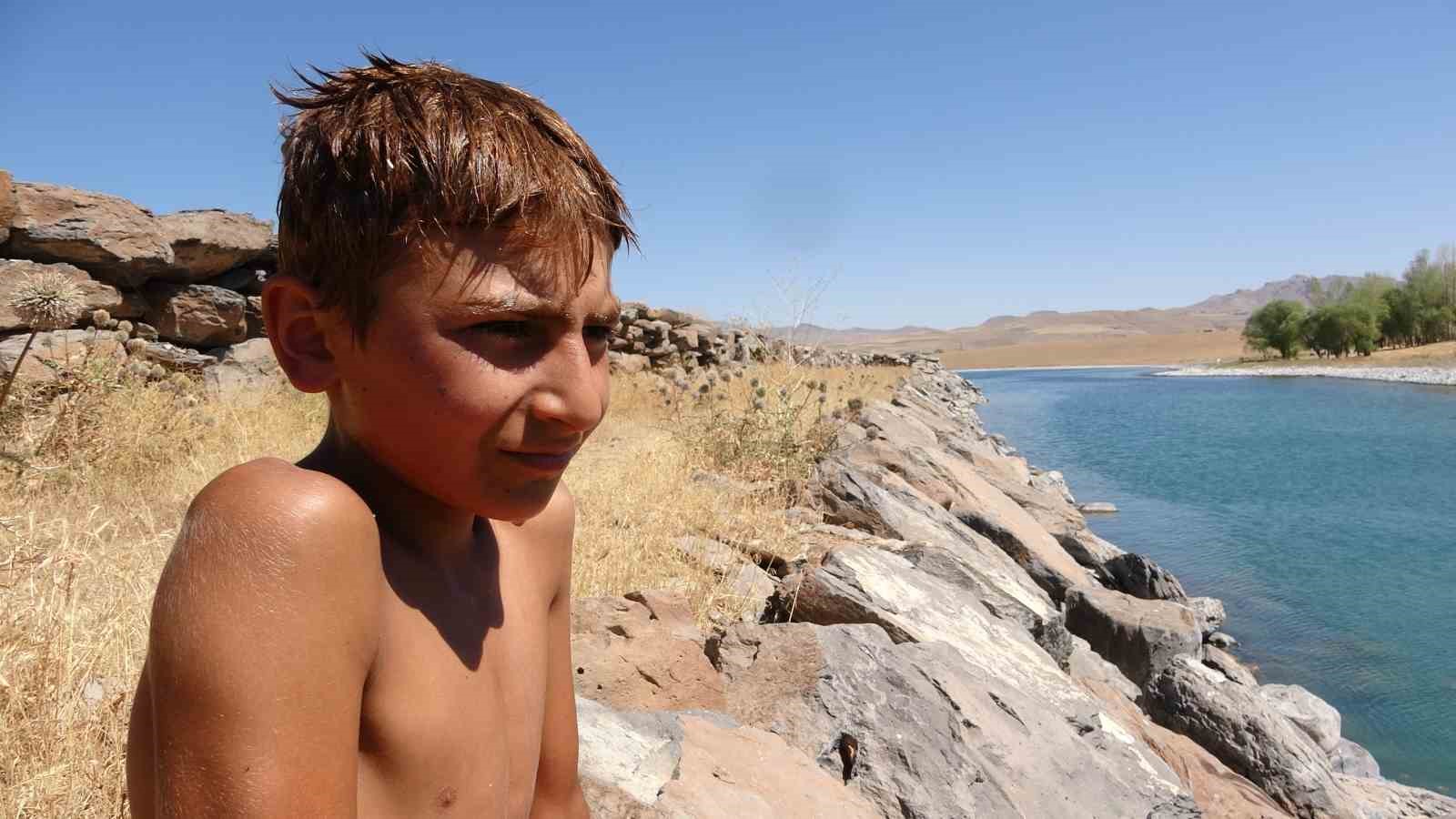 Van Gölü’nde yüzen çocukların saçları sarardı