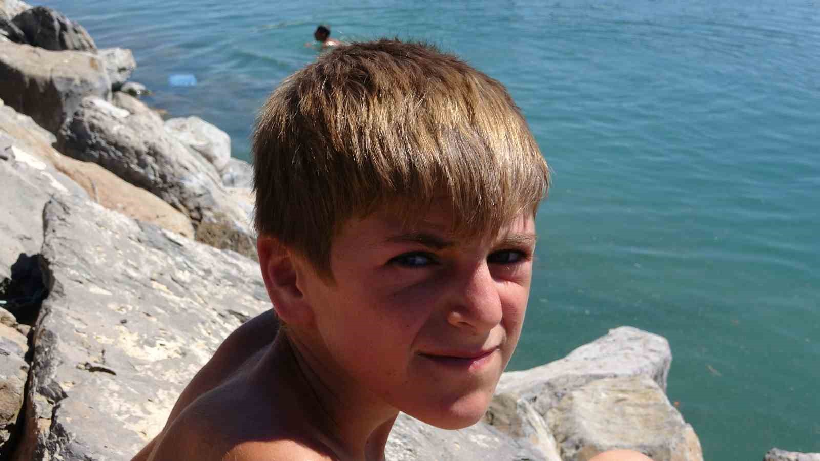 Van Gölü’nde yüzen çocukların saçları sarardı