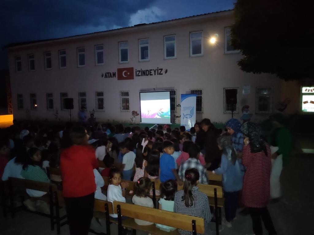 Muradiye’de çocuklar için açık havada sinema etkinliği