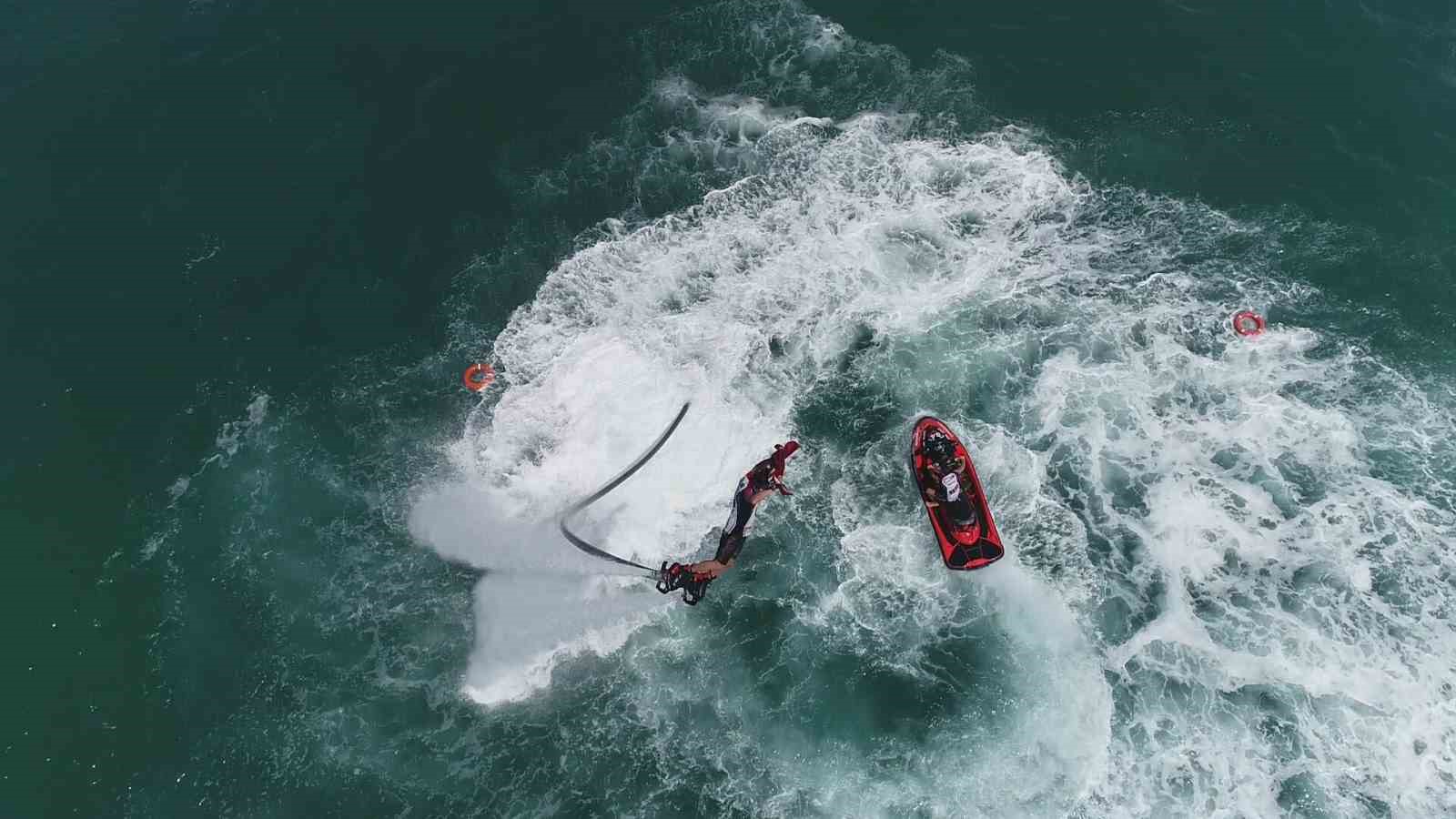 Van Gölü’nde renkli görüntüler: flyboard ile parasailing nefes kesti