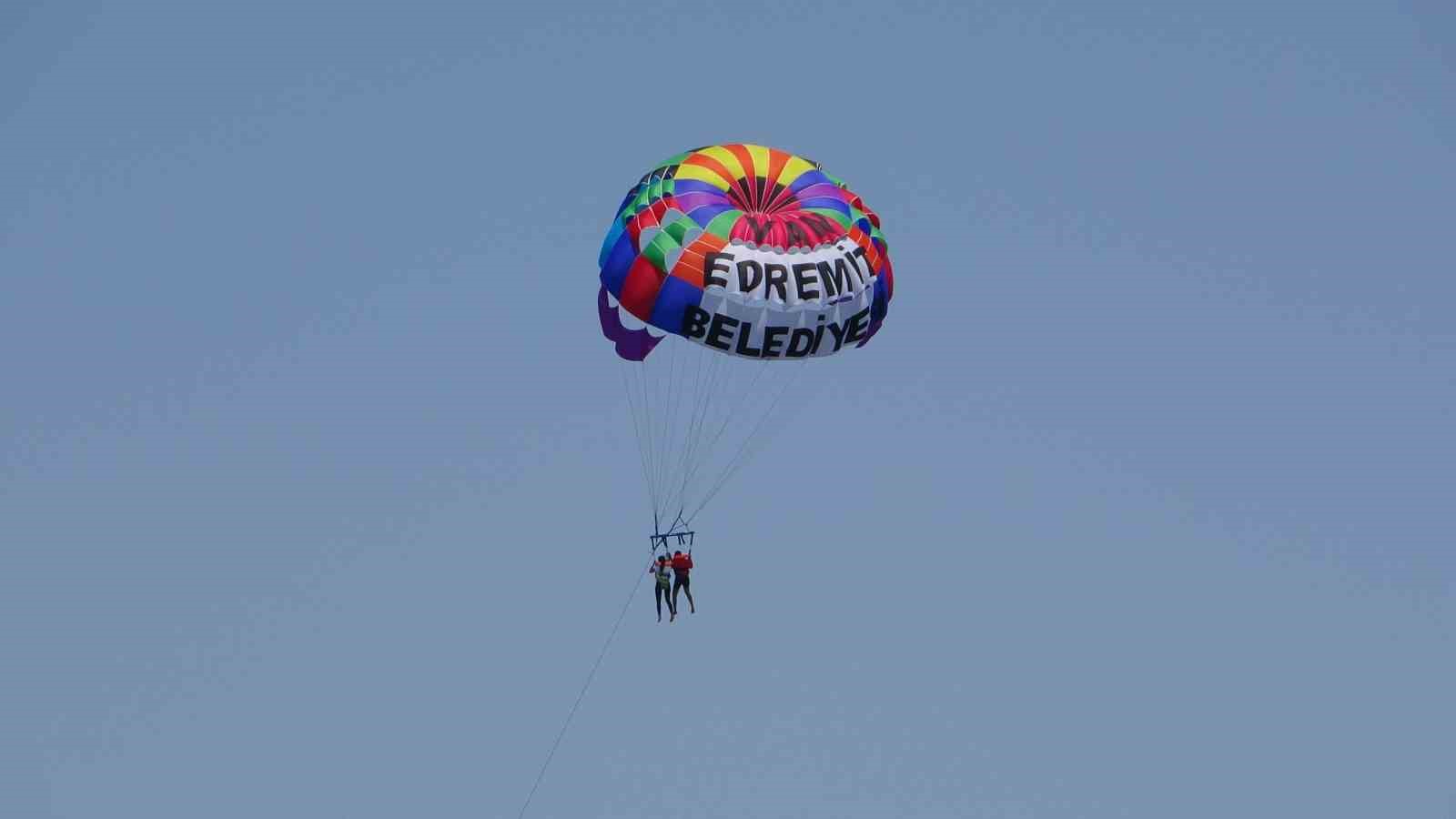 Van Gölü’nde renkli görüntüler: flyboard ile parasailing nefes kesti