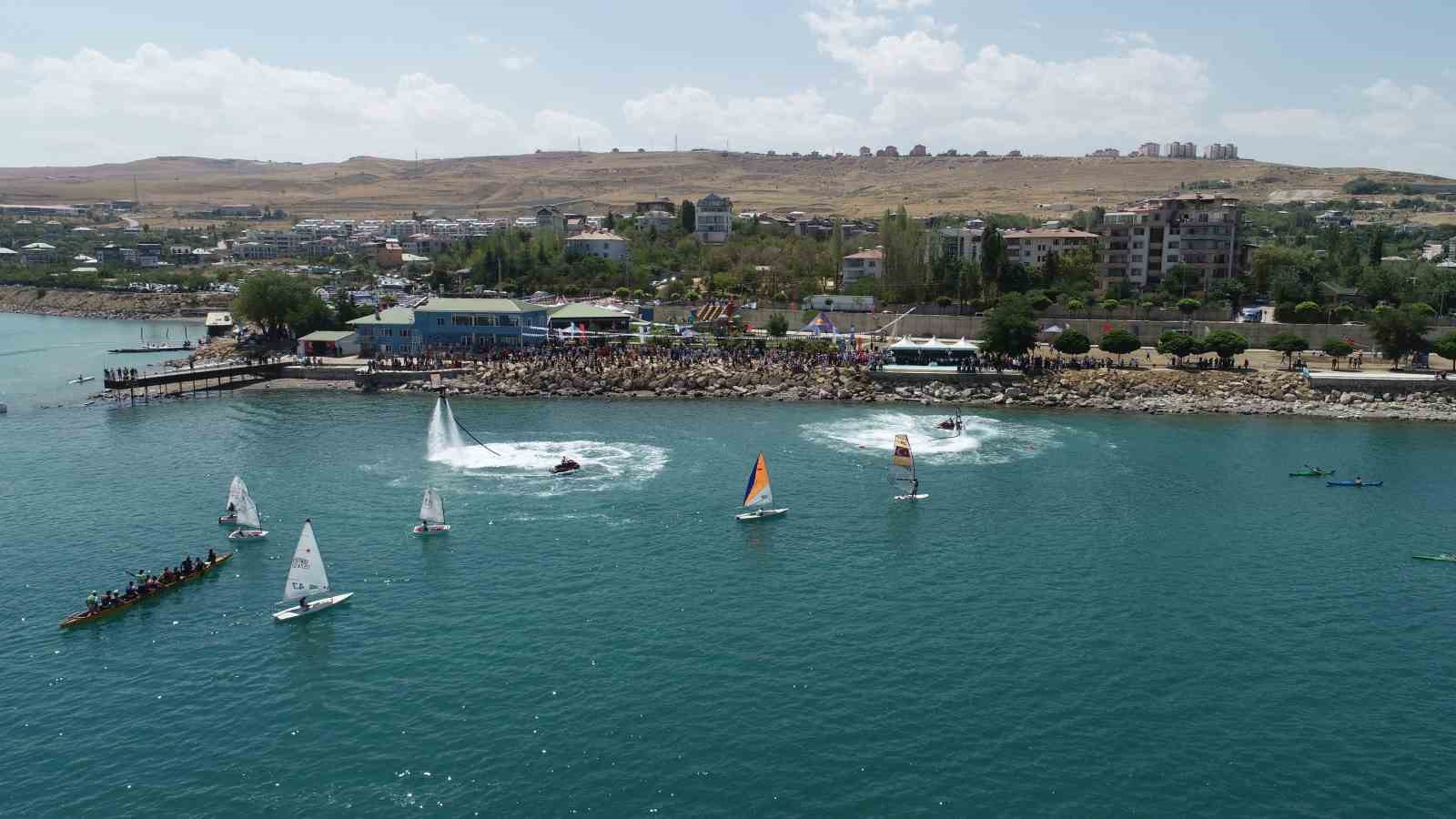 Van Gölü’nde renkli görüntüler: flyboard ile parasailing nefes kesti