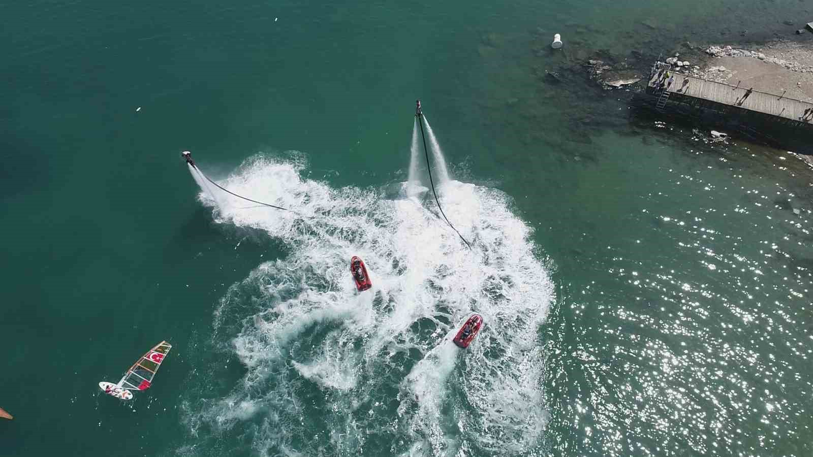 Van Gölü’nde renkli görüntüler: flyboard ile parasailing nefes kesti