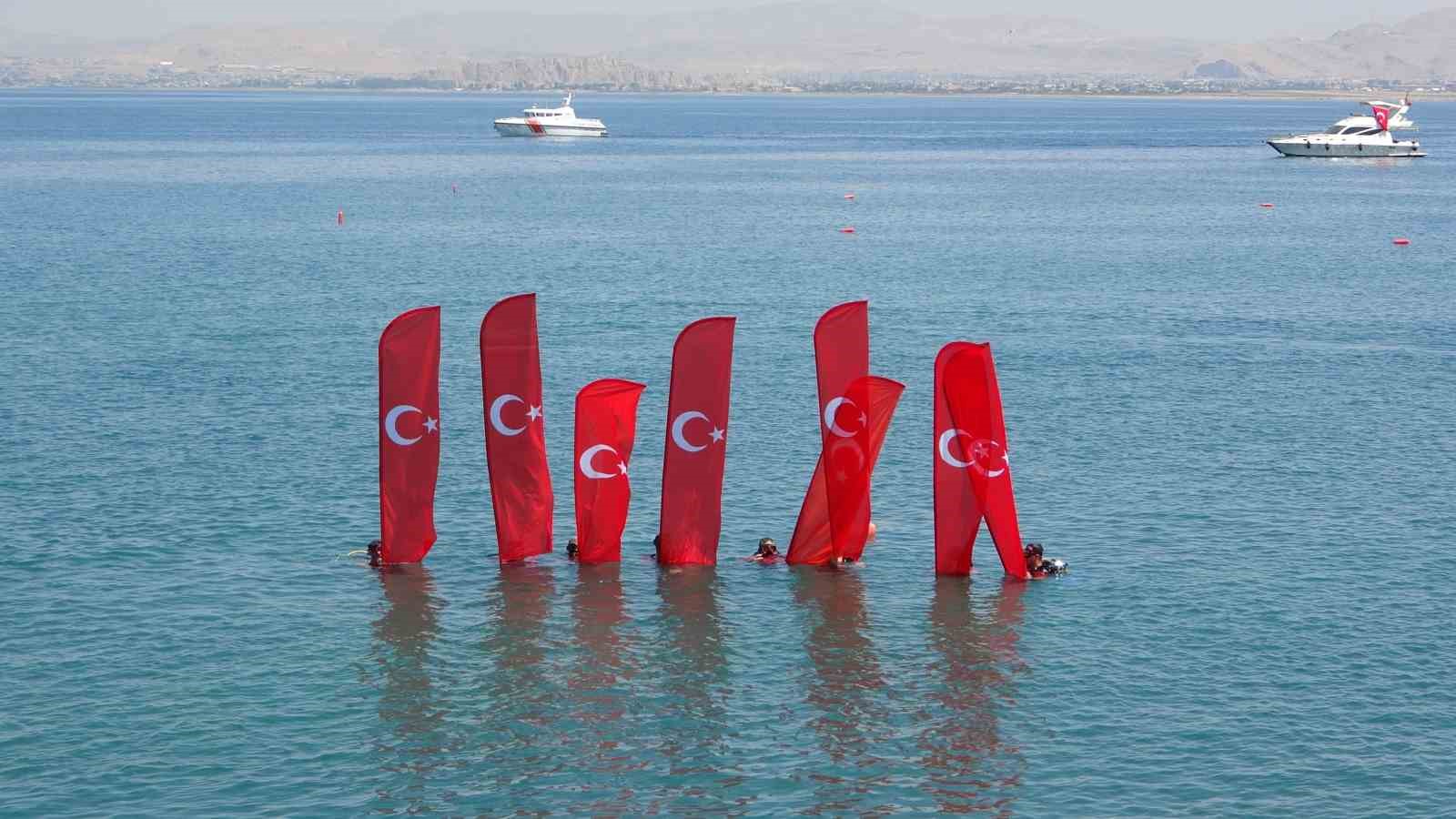 Van Gölü’nde renkli görüntüler: flyboard ile parasailing nefes kesti