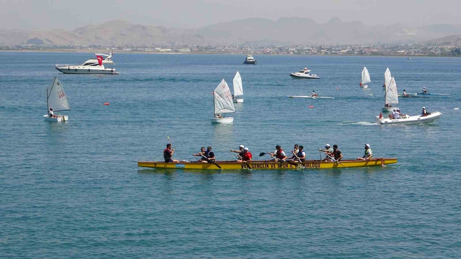 Van Gölü’nde renkli görüntüler: flyboard ile parasailing nefes kesti