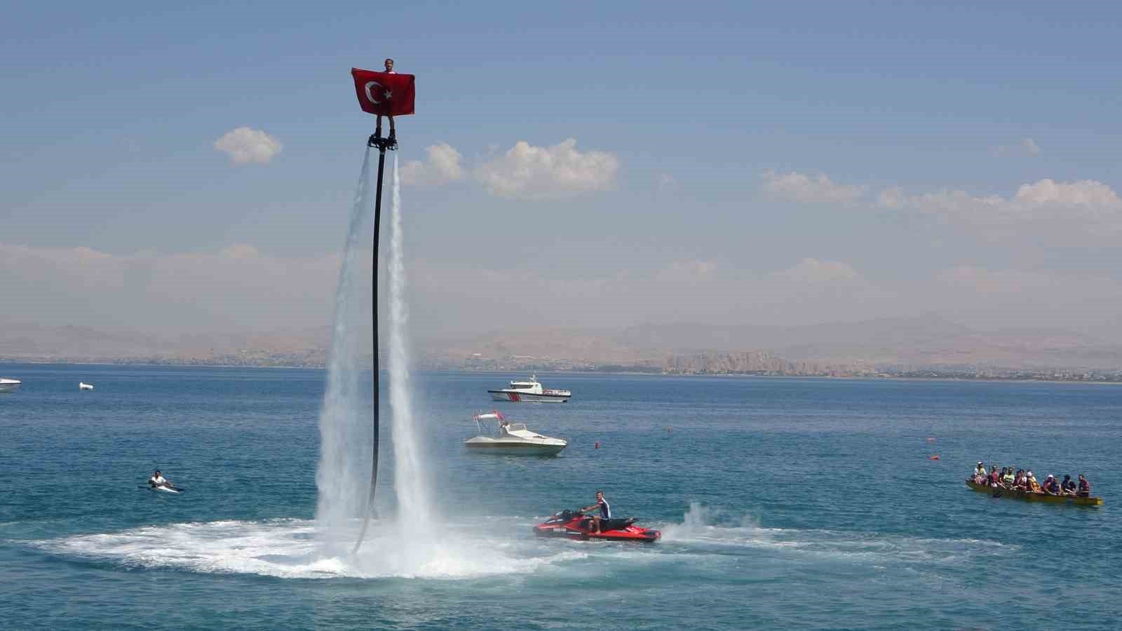 Van Gölü’nde renkli görüntüler: flyboard ile parasailing nefes kesti