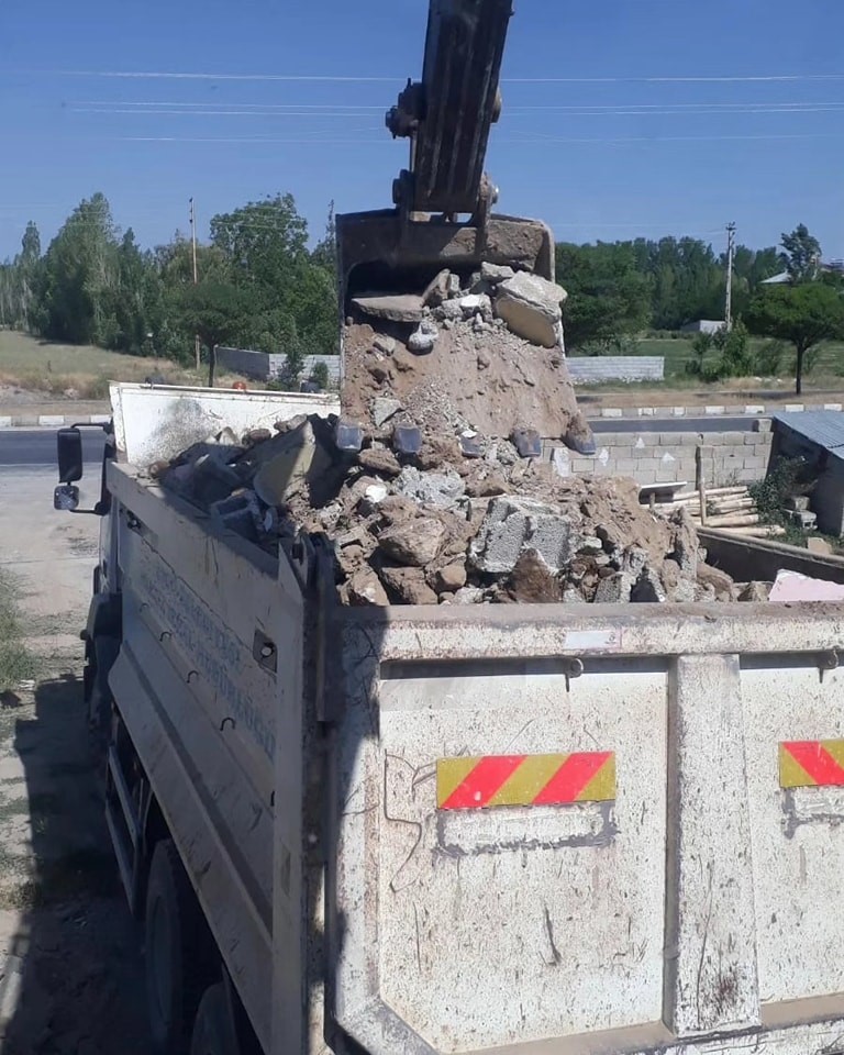 Erciş Belediyesi metruk yapıları yıktırıyor