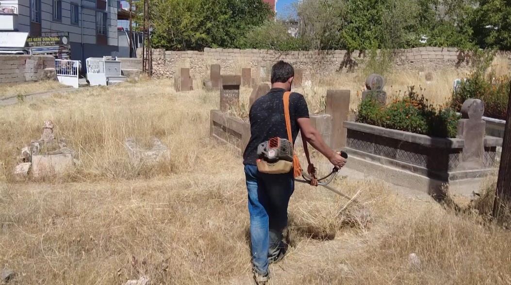 Erciş Belediyesi mezarlıkların bakım ve onarımını yaptı