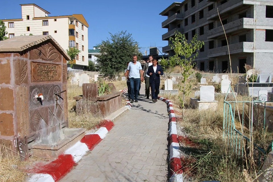 Erciş Belediyesi mezarlıkların bakım ve onarımını yaptı
