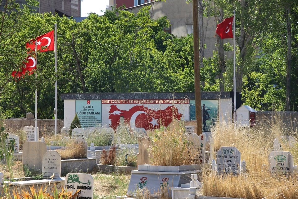 Erciş Belediyesi mezarlıkların bakım ve onarımını yaptı
