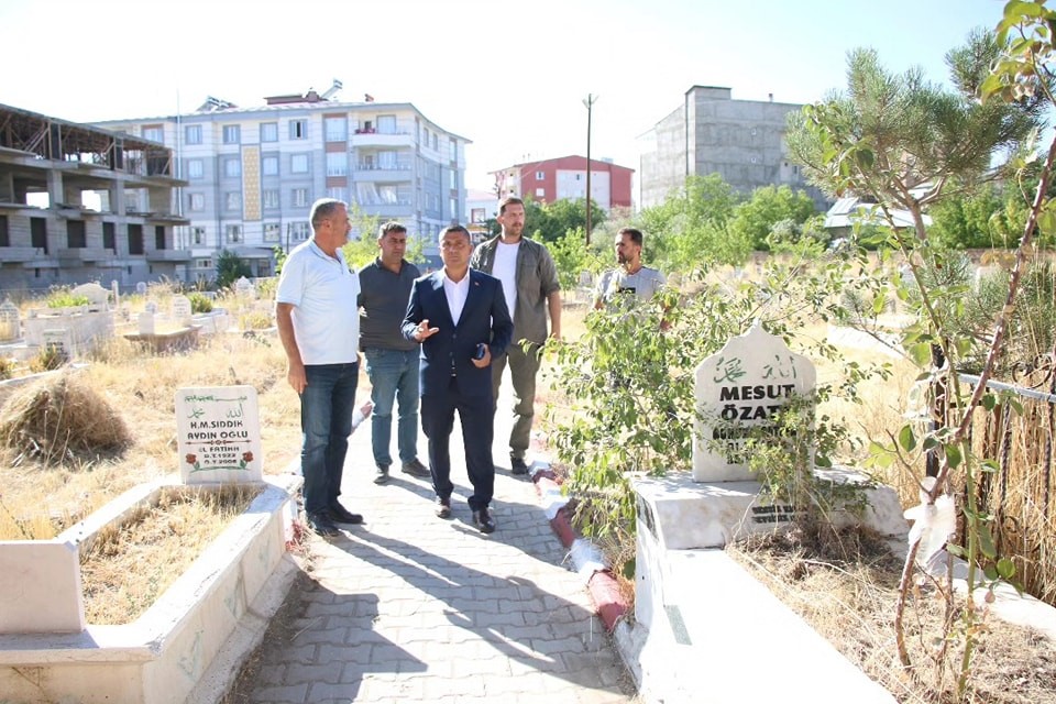 Erciş Belediyesi mezarlıkların bakım ve onarımını yaptı