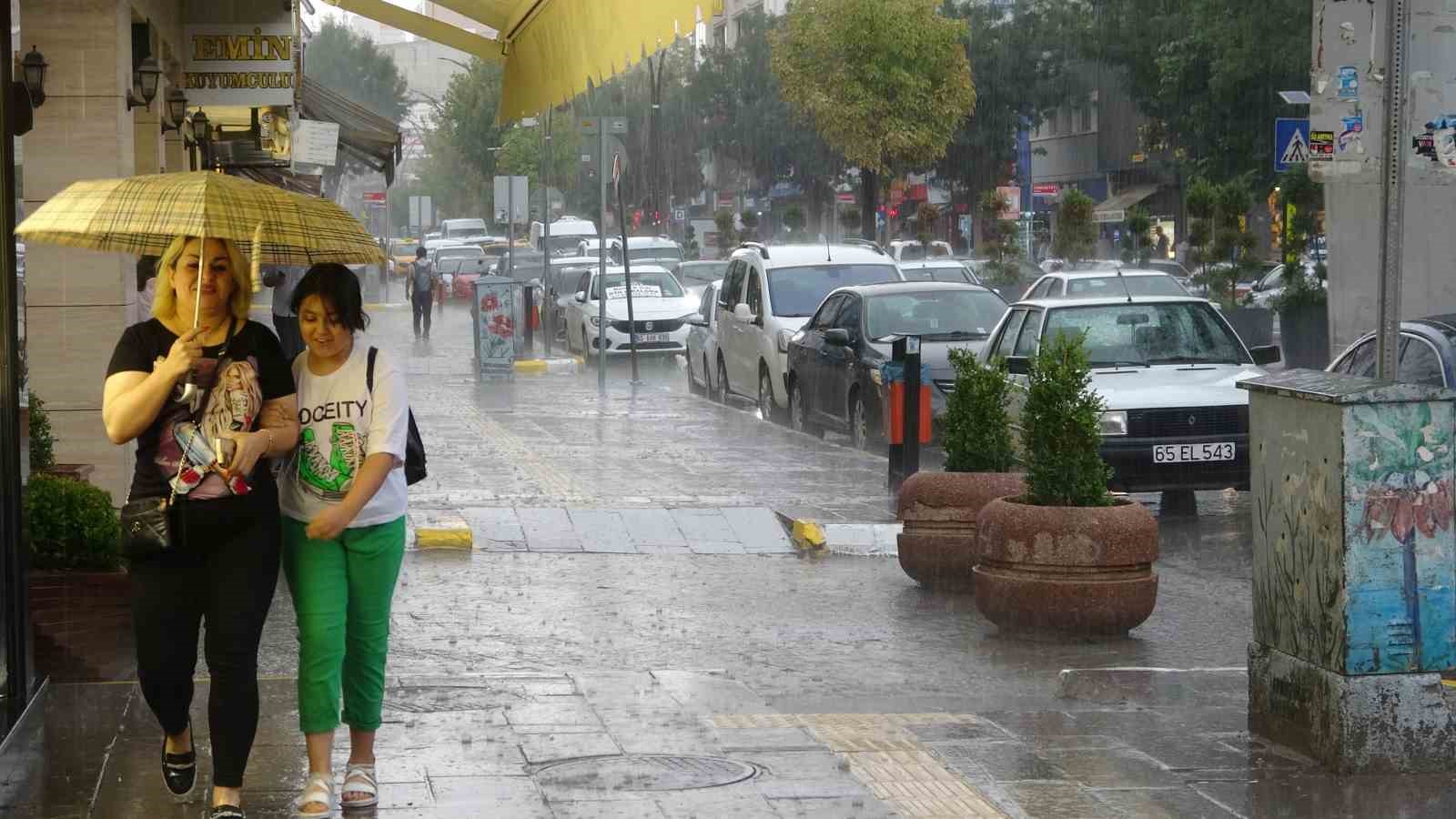 Van’da sağanak vatandaşı hazırlıksız yakaladı