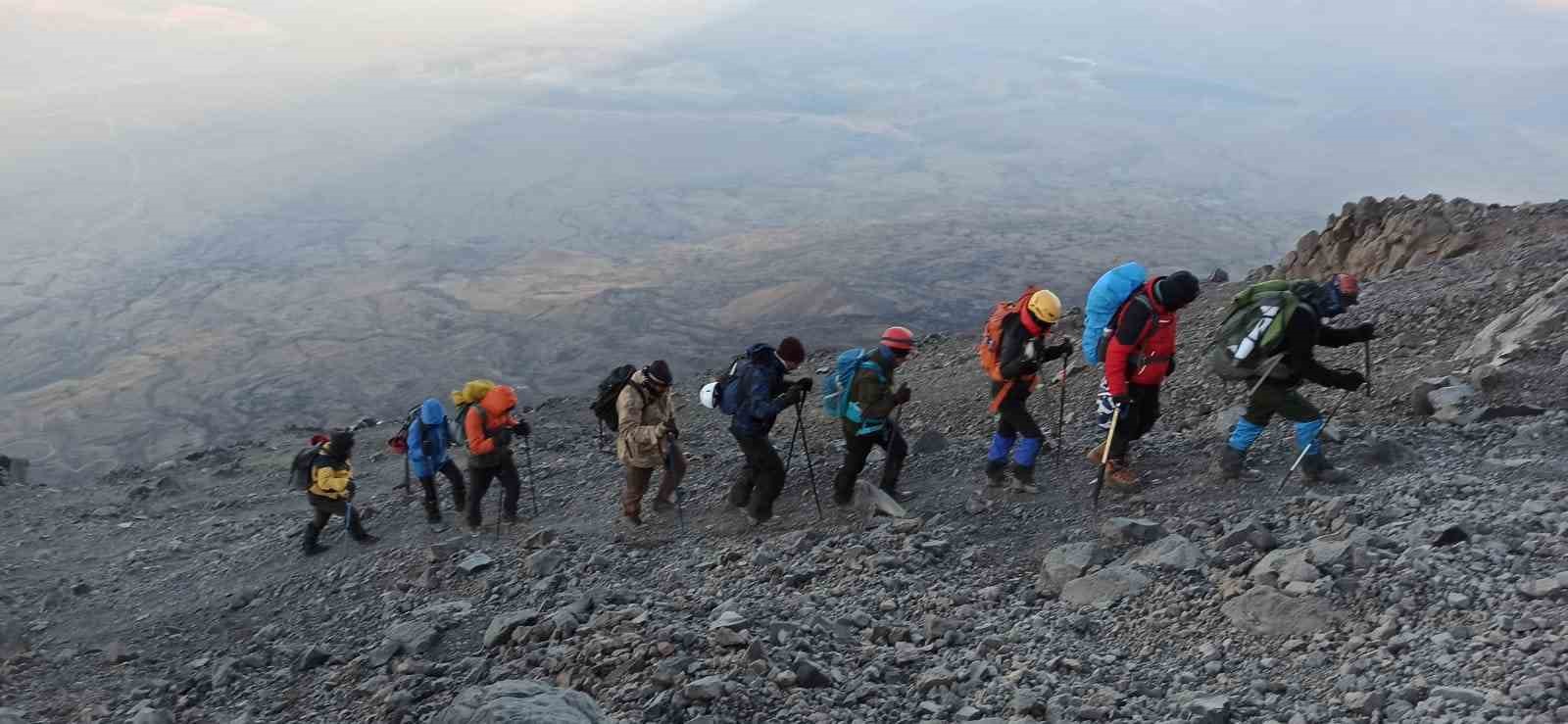 Vanlı dağcılar 11 günde 3 şehirde 3 zirve yaptı