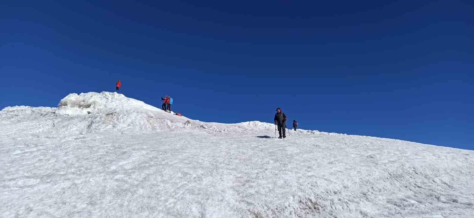 Vanlı dağcılar 11 günde 3 şehirde 3 zirve yaptı