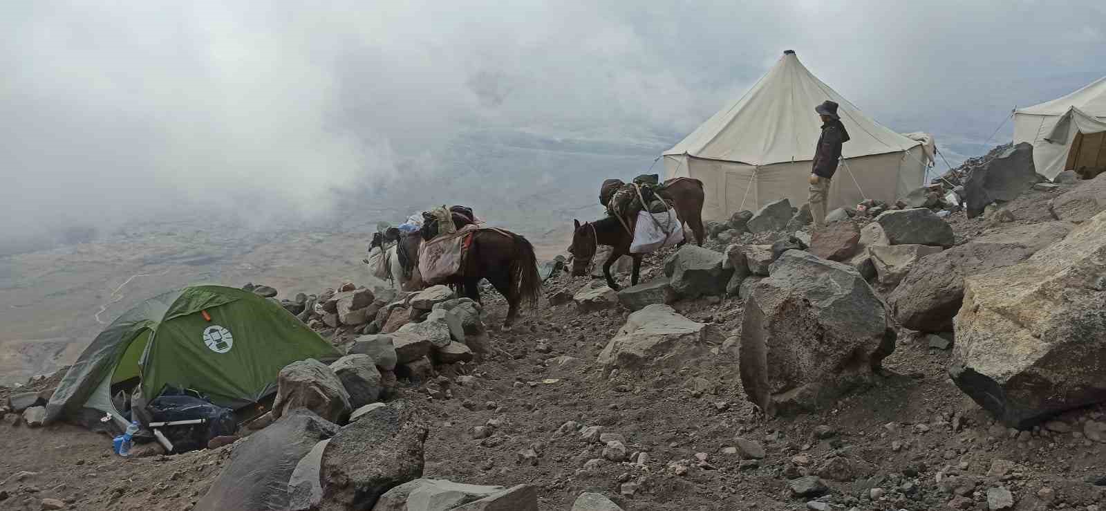 Vanlı dağcılar 11 günde 3 şehirde 3 zirve yaptı