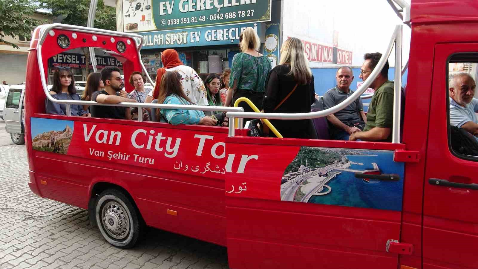 İranlı turistlere üstü açık minibüsle şehir turu