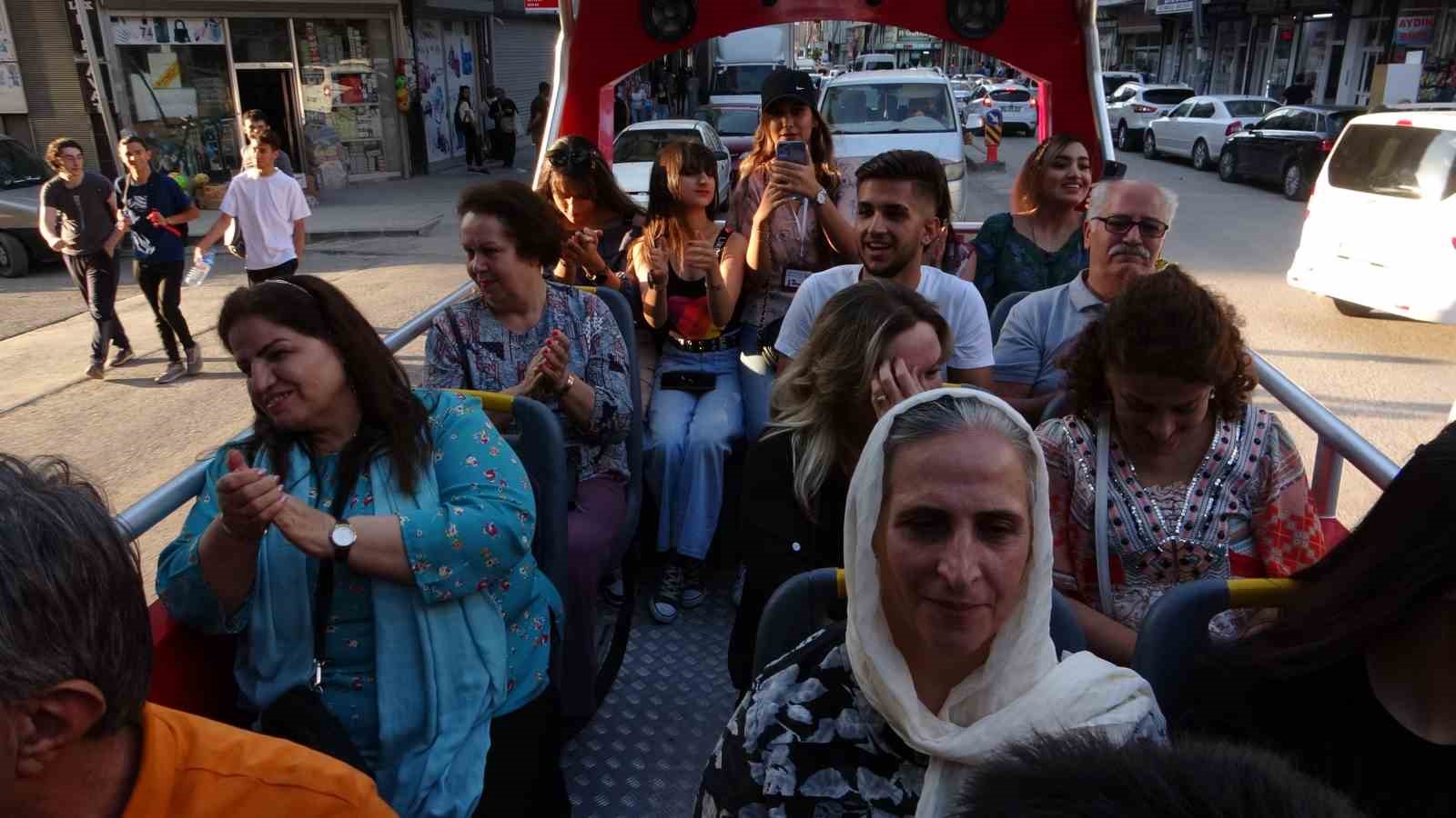 İranlı turistlere üstü açık minibüsle şehir turu