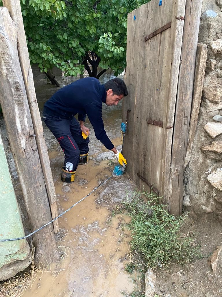 Van’da sağanak su baskınlarına neden oldu
