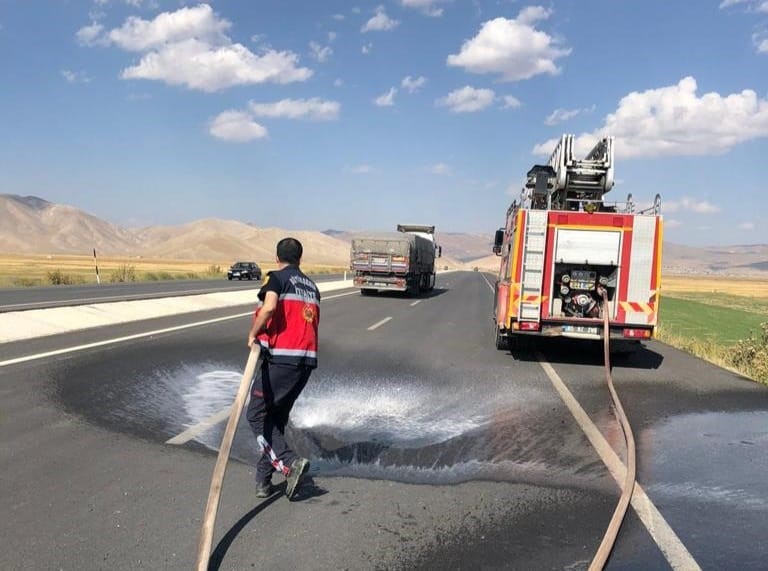 Saman yüklü tır devrildi: 1 yaralı