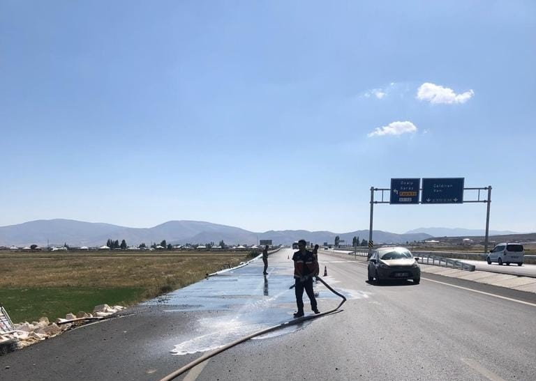 Saman yüklü tır devrildi: 1 yaralı