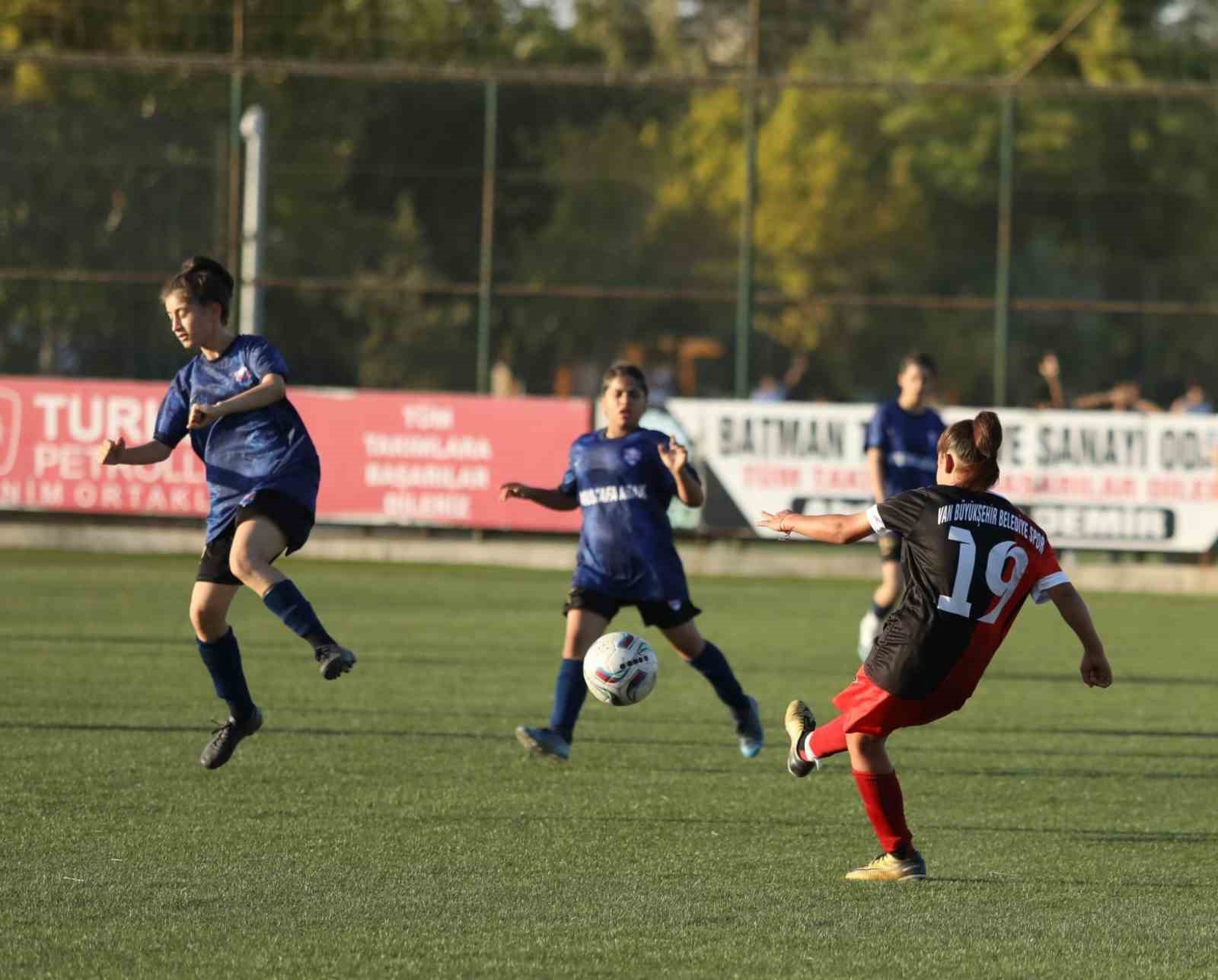 Van Büyükşehir Belediyespor U-17 kızlar Türkiye Şampiyonasında çeyrek finalde