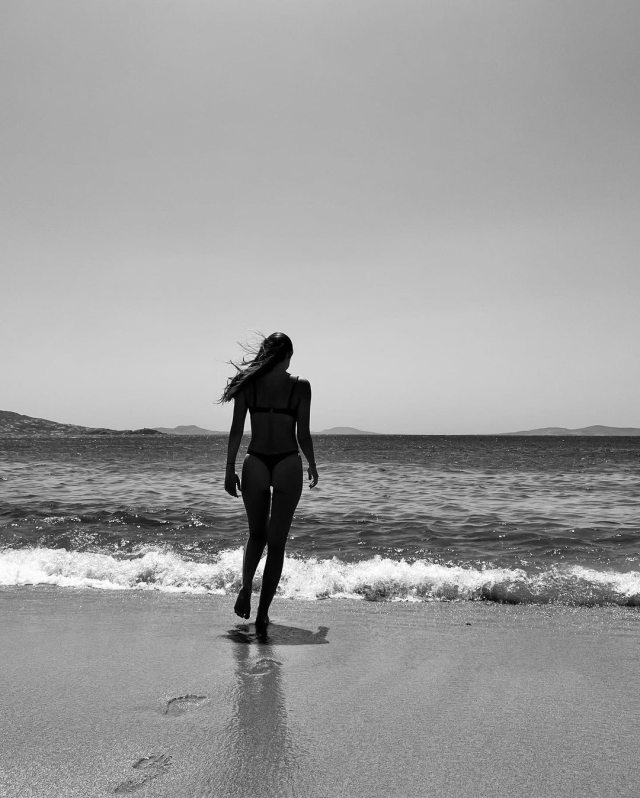 Yunanistan'da tatil yapan Afra Saraçoğlu tanga bikinisiyle poz verdi