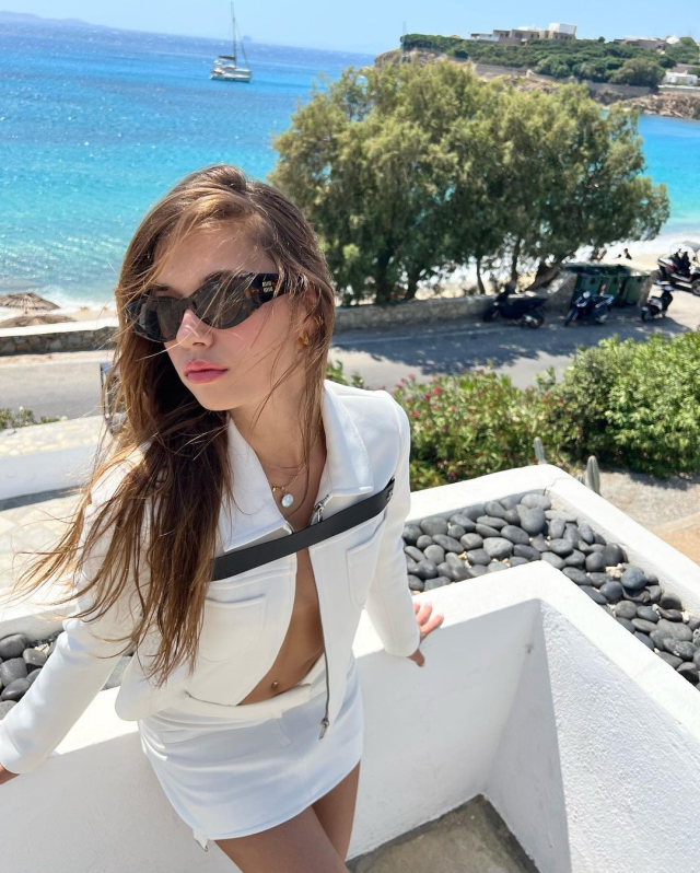 Yunanistan'da tatil yapan Afra Saraçoğlu tanga bikinisiyle poz verdi
