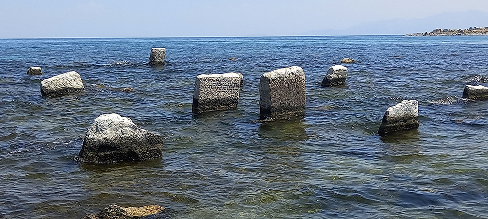 Van Gölü’nde sular çekildi, asırlık toplu mezarlık ortaya çıktı