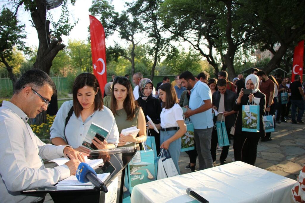 Bir Sahil Şehri Edremit isimli kitap çıktı