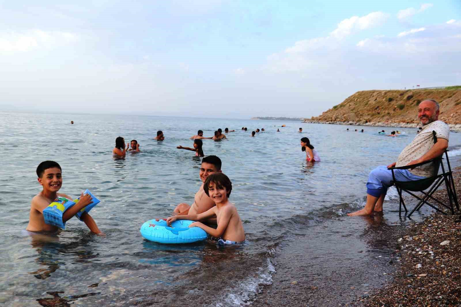 Sıcaktan bunalan vatandaşlar Van Gölü’ne akın etti