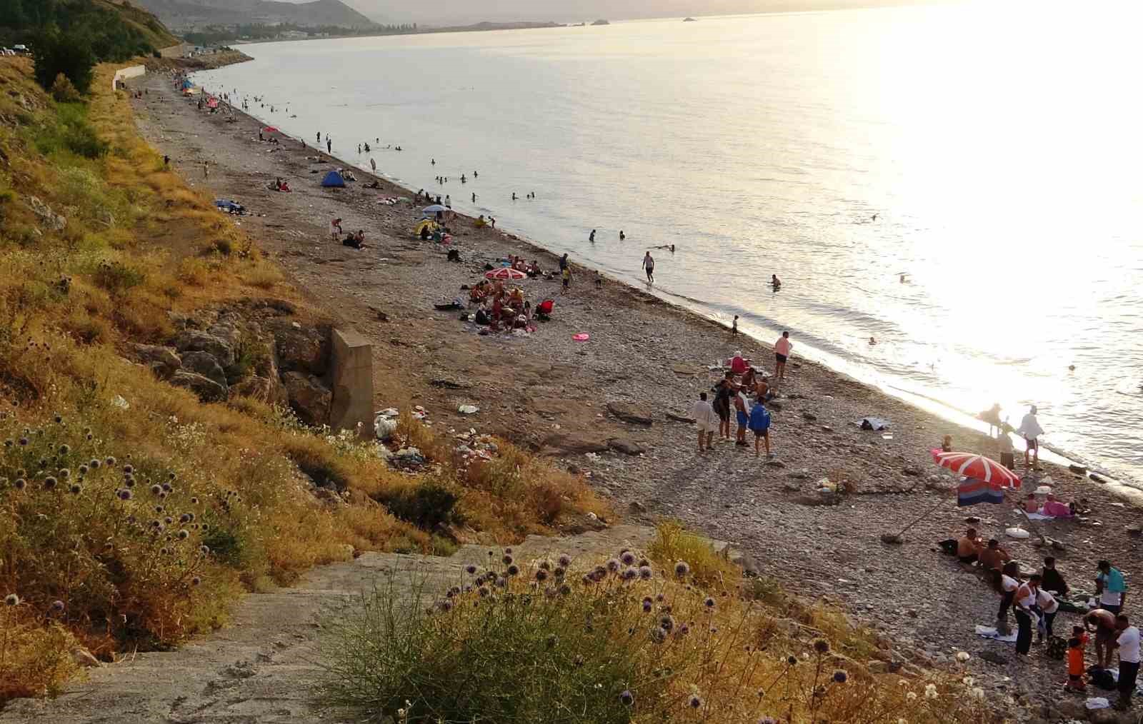 Sıcaktan bunalan vatandaşlar Van Gölü’ne akın etti