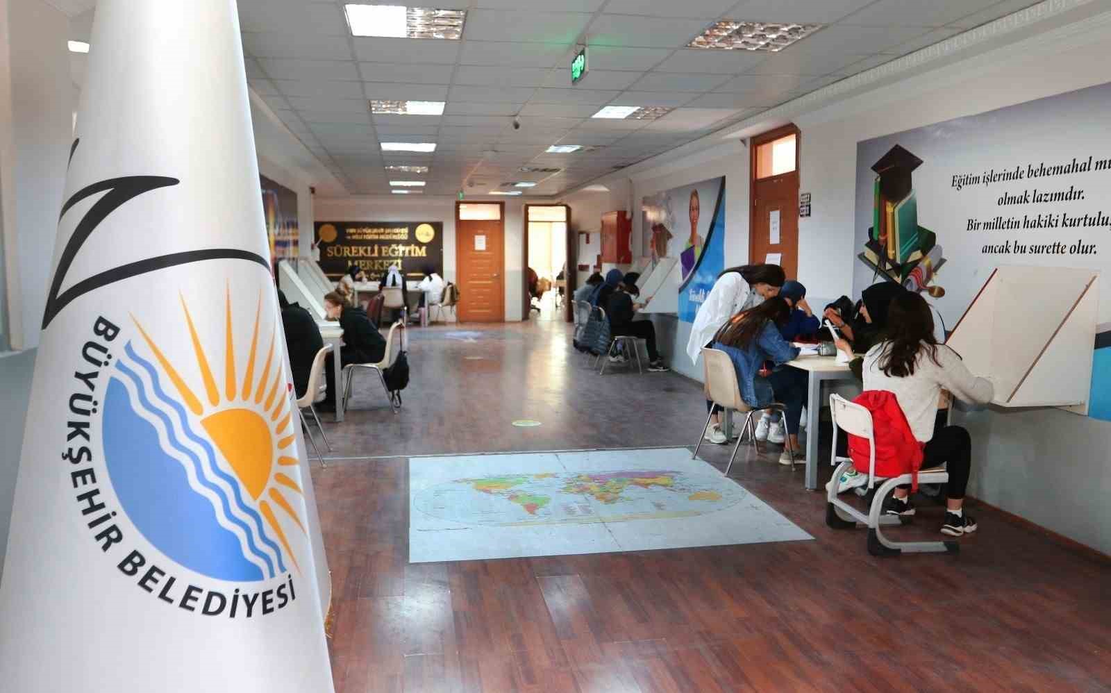 Van Büyükşehir Belediyesi 503 öğrenciyi üniversiteli yaptı