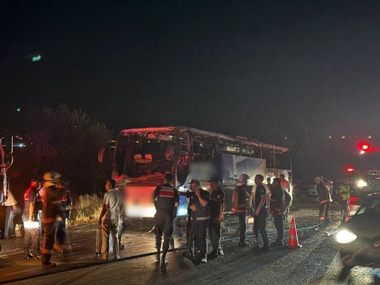 Malatya’da yolcu otobüsü alev alev yandı: Facianın eşiğinden dönüldü