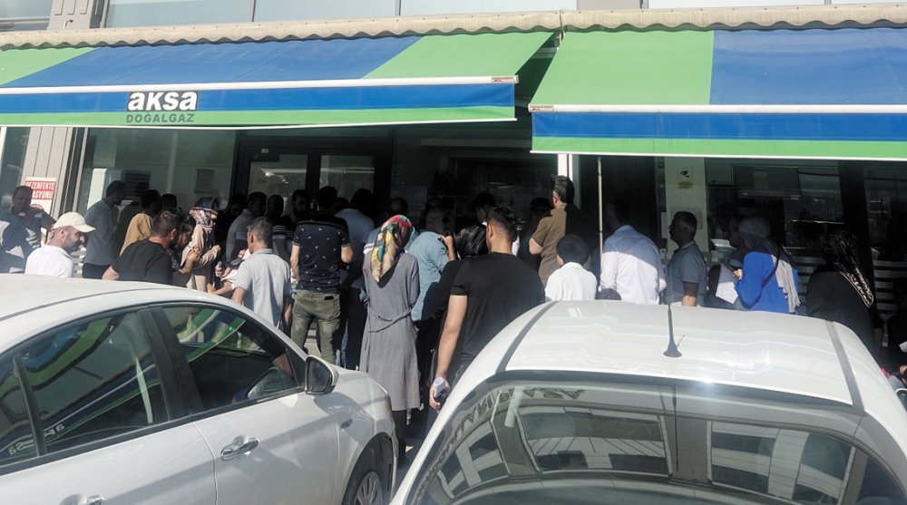 Bu fotoğrafı gören yok mu? Aksa Doğalgaz'da sıra kuyruğu…