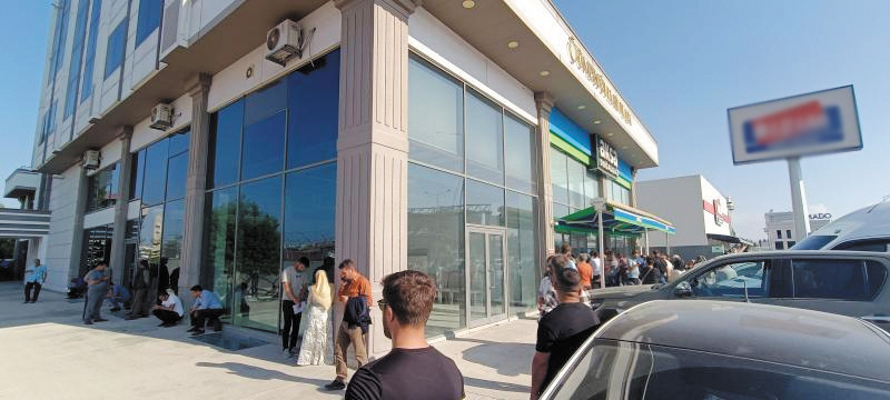 Bu fotoğrafı gören yok mu? Aksa Doğalgaz'da sıra kuyruğu…