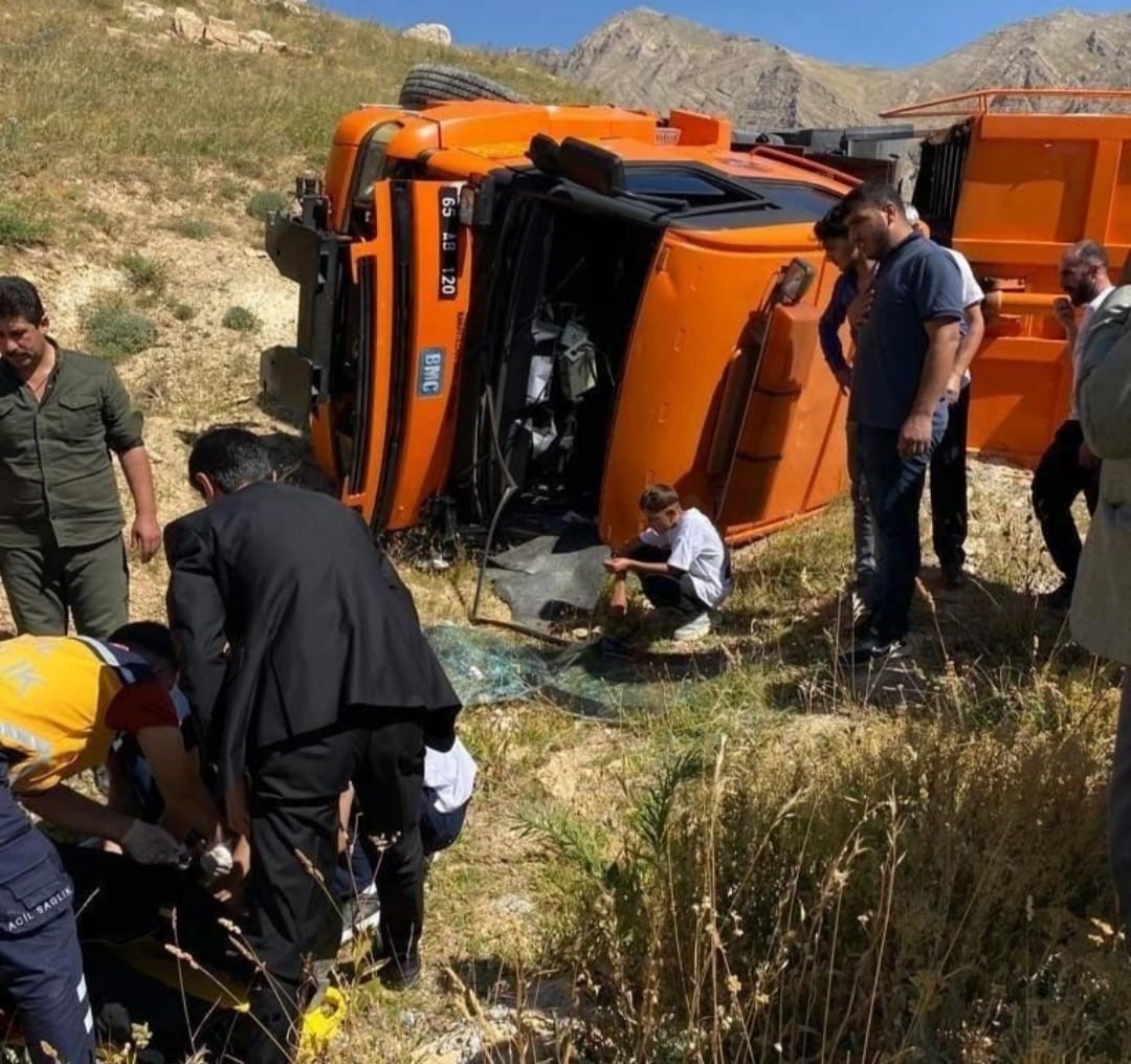 Van’da mucur yüklü kamyon devrildi: 1 yaralı