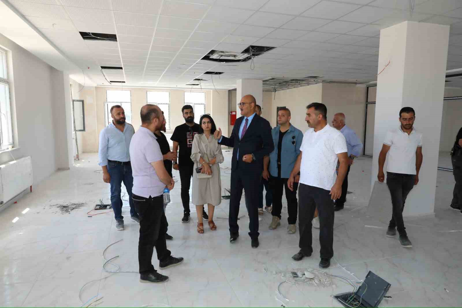 Kaymakam Aydın, yapımı devam eden halk kütüphanesinde incelemelerde bulundu