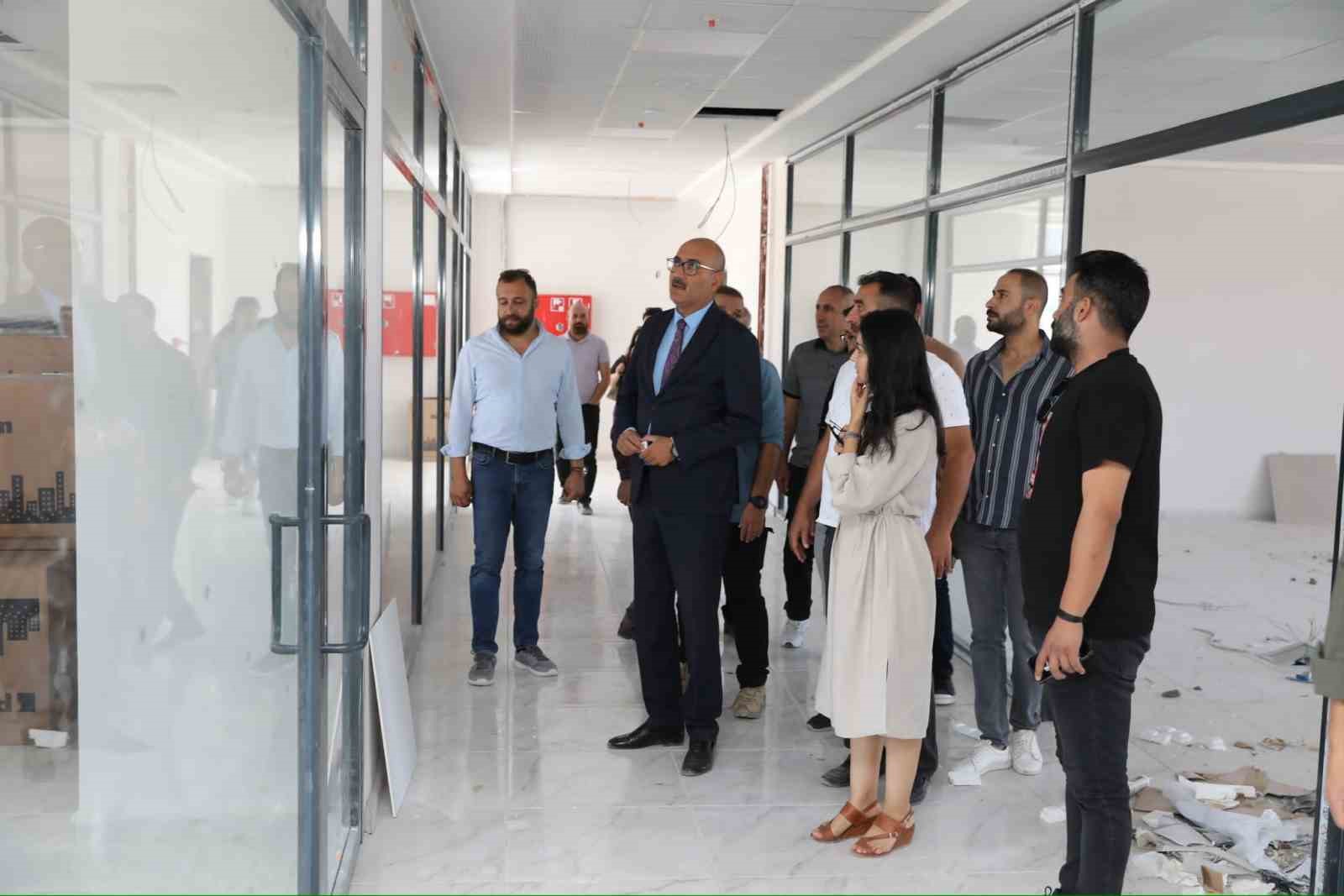 Kaymakam Aydın, yapımı devam eden halk kütüphanesinde incelemelerde bulundu