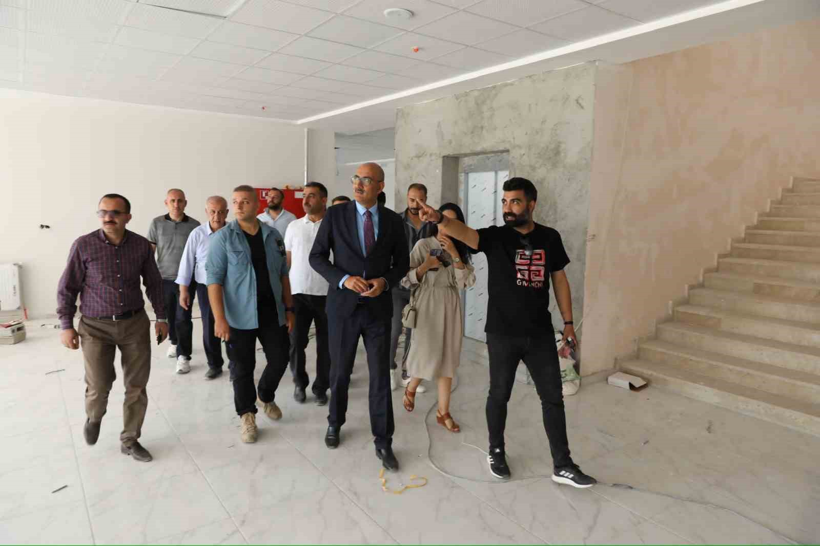 Kaymakam Aydın, yapımı devam eden halk kütüphanesinde incelemelerde bulundu
