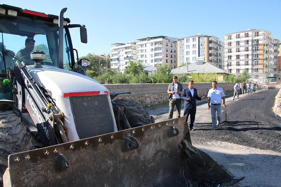 Erciş Belediyesinden yol onarım çalışması