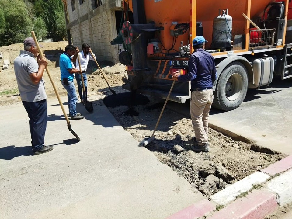 Erciş Belediyesinden yol onarım çalışması