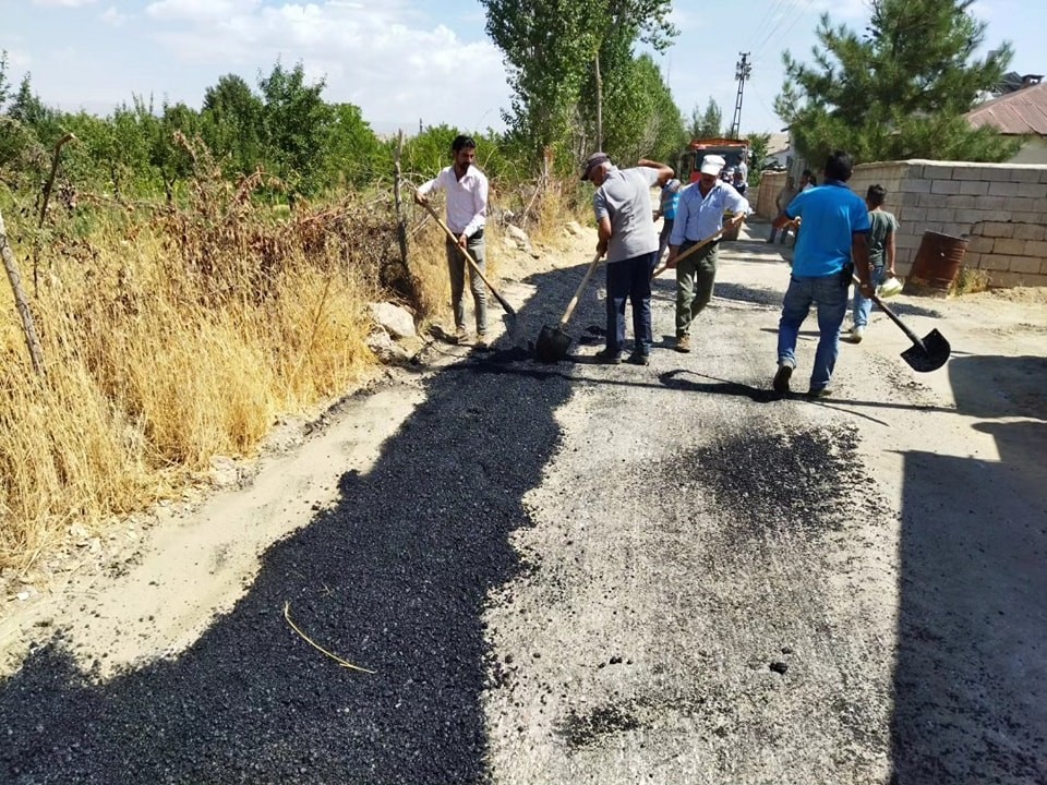 Erciş Belediyesinden yol onarım çalışması