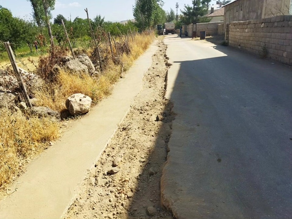 Erciş Belediyesinden yol onarım çalışması