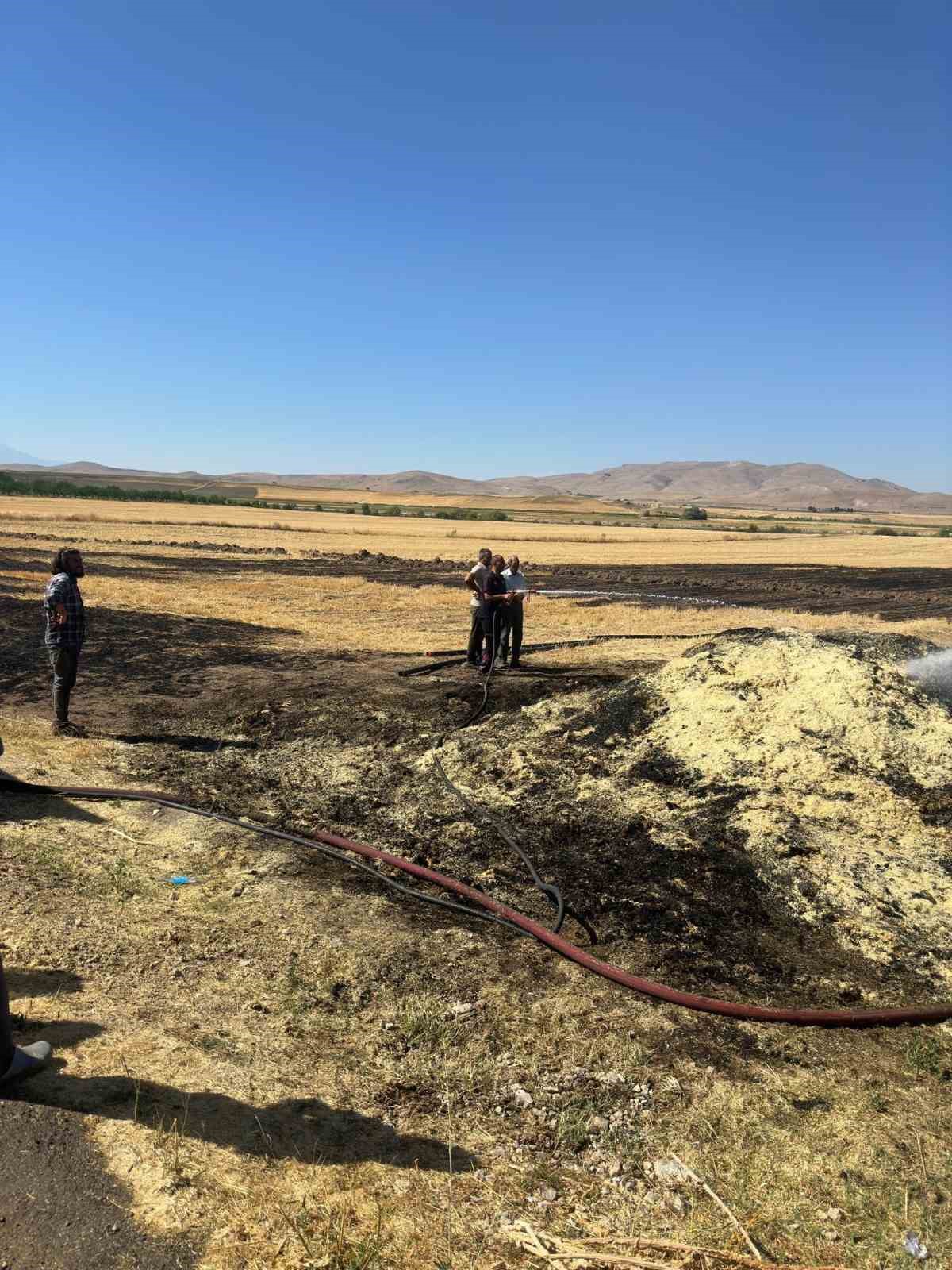 Tuşba’da yangın: 30 ton saman zarar gördü